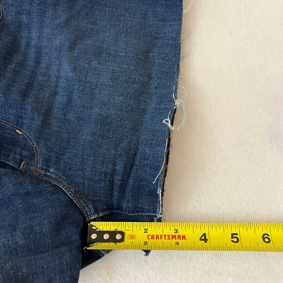 Levis Women's Classic Straight Stretch Blue Denim Shorts Size 26 Raw Hem - Picture 10 of 10